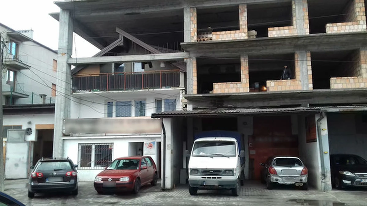 Dom jednorodzinny, obok warsztat samochodowy, a nad nimi blok. Taki budynek od lat zadziwia osoby przechodzące ul. Centralną w Krakowie. Teraz sąd zdecydował, że blok ma zostać rozebrany - informuje Interia. 