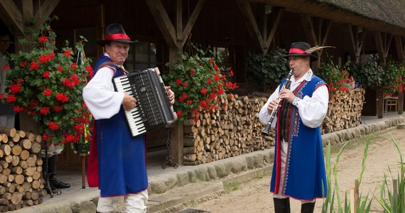 Święto to obchodzone jest na pamiątkę pierwszej pisemnej wzmianki o Kaszubach, która pojawiła się w dokumencie z 19 marca 1238 roku. Zrzeszenie Kaszubko-Pomorskie i Fundacja Kaszuby organizują dziś w Gdańsku wydarzenia na pamiątkę tego dnia.