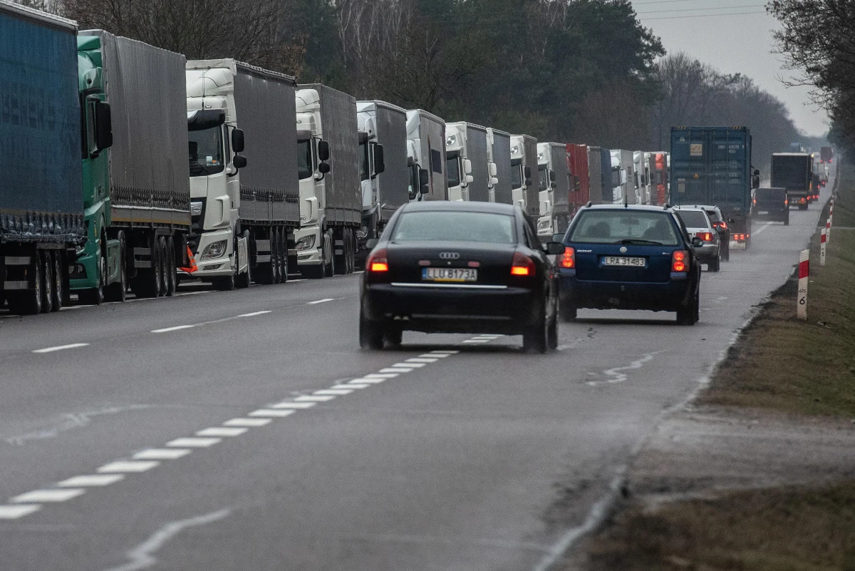 ​Około 25 godzin czekają kierowcy ciężarówek na wyjazd z Polski przez przejście graniczne w Koroszczynie (Lubelskie), które jest obecnie jedynym działającym towarowym przejściem z Białorusią.
