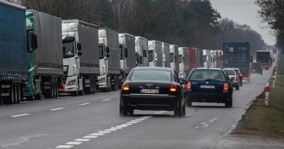 ​Około 25 godzin czekają kierowcy ciężarówek na wyjazd z Polski przez przejście graniczne w Koroszczynie (Lubelskie), które jest obecnie jedynym działającym towarowym przejściem z Białorusią.