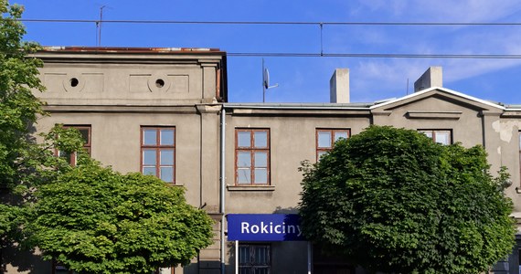 ​Jeden z najstarszych w Polsce, zbudowany w 1846 roku, dworzec w Rokicinach (Łódzkie) przejdzie kompleksową przebudowę - podały Polskie Koleje Państwowe. Inwestycja dofinansowana z budżetu państwa ma kosztować ponad 12 mln zł. Dworzec ma być gotowy w drugiej połowie 2024 r.