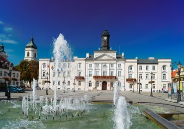 Huzarzy konno i damy w powozach przejechali ulicami Płocka
