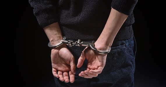 ​Funkcjonariusze olsztyńskiego wydziału Centralnego Biura Zwalczania Cyberprzestępczości zatrzymali 23-letniego mieszkańca Ełku podejrzewanego o posiadanie i rozpowszechnianie dziecięcej pornografii. Mężczyzna został aresztowany na 3 miesiące - poinformowała Prokuratura Okręgowa w Suwałkach.