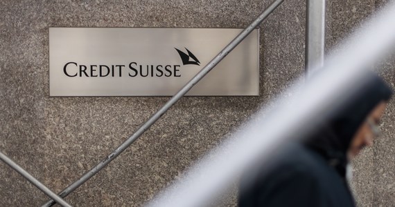 Szwajcarskie władze rozważają pełną lub częściową nacjonalizację Credit Suisse jako jedyną realną opcję poza przejęciem banku przez UBS Group - poinformował Bloomberg. 