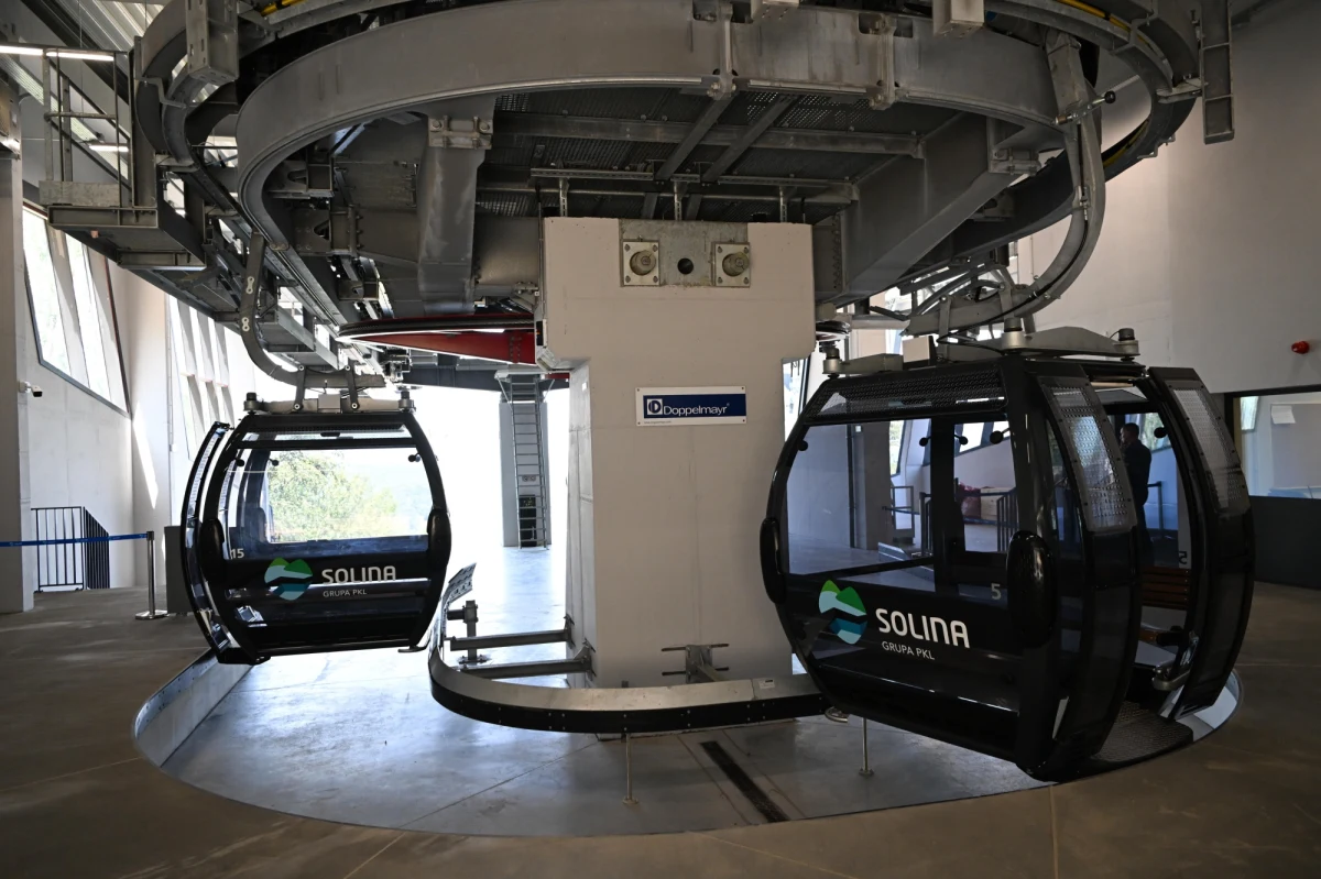 ​Piękna pogoda przyciągnęła nad Jezioro Solińskie w weekend sporo turystów. Niestety nie można jeszcze korzystać z przejazdu koleją gondolową, ponieważ przechodzi ona przegląd techniczny i jej praca została zawieszona do końca marca.