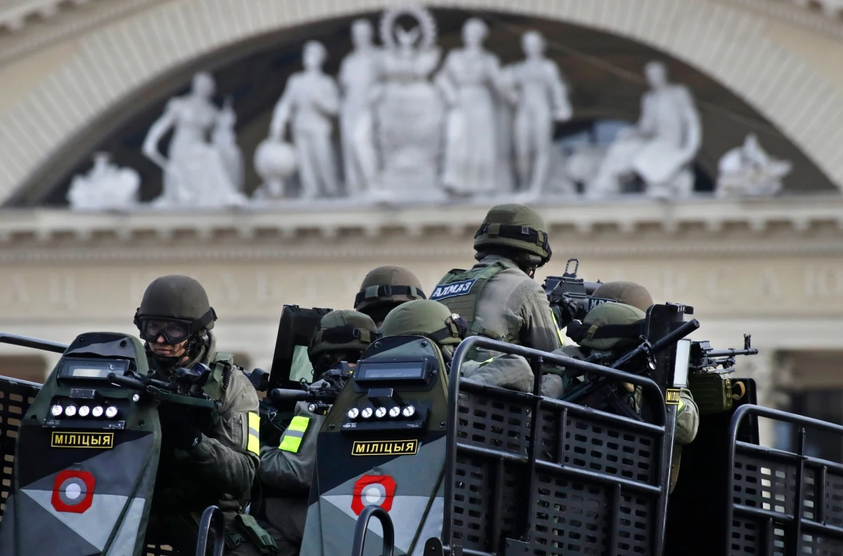 Niezależna dziennikarka białoruska Hanna Liubakowa donosi o serii dziwnych wydarzeń w Grodnie. Najpierw KGB zabiło w trakcie regularnej ulicznej strzelaniny, kogoś określonego przez tamtejszą propagandę jako "cudzoziemski terrorysta". Później w pobliżu domu przewodniczącego Grodzieńskiego Komitetu Obwodowego Władimira Karanika pojawiły się służba bezpieczeństwa z psami do wykrywania materiałów wybuchowych.