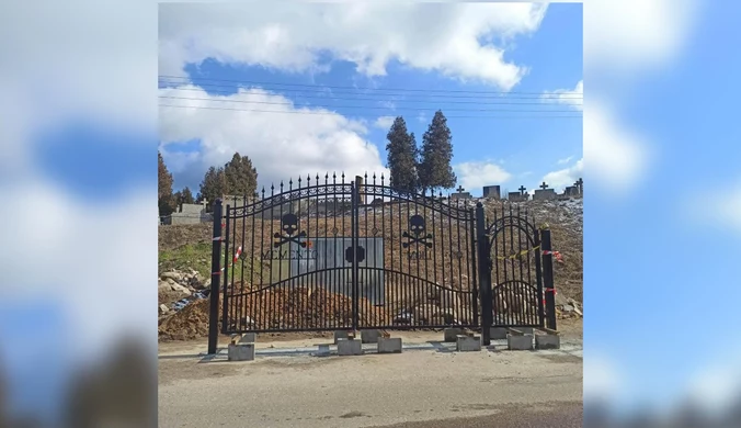 Cmentarna brama nie podoba się mieszkańcom. "Niczym wejście do obozu" 