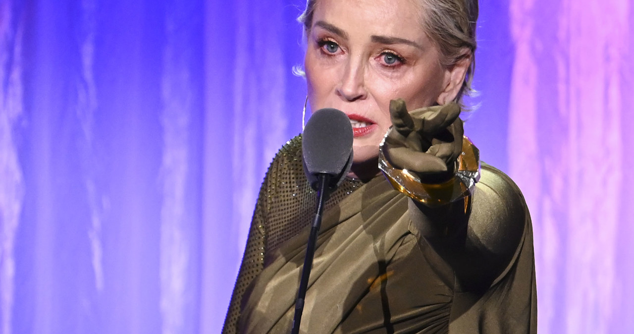 Podczas corocznej gali Women’s Cancer Research Fund’s (WCRF) Sharon Stone, która odebrała specjalną nagrodę za zaangażowanie w sprawy przeciwdziałania raka piersi, rozpłakała się na scenie, apelując do darczyńców o większe wsparcie projektu. Hollywoodzka gwiazda ujawniała także, że straciła niedawno pół majątku, wspomniała również zmarłego brata. 