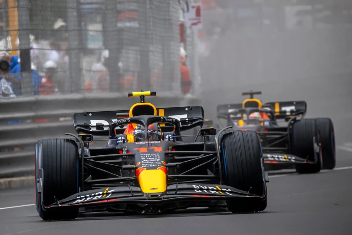 Meksykanin Sergio Perez wygrał w Dżuddzie wyścig o Grand Prix Arabii Saudyjskiej, drugą rundę mistrzostw świata Formuły 1. Drugie miejsce zajął jego partner z Red Bulla Max Verstappen. Holender utrzymał się na czele klasyfikacji generalnej, ale Perez traci do niego tylko punkt.