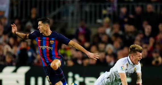 Barcelona, w składzie z Robertem Lewandowskim, pokonała przed własną publicznością Real Madryt 2:1 w meczu na szczycie 26. kolejki hiszpańskiej ekstraklasy piłkarskiej. "Duma Katalonii" powiększyła przewagę w tabeli nad "Królewskimi" do 12 punktów.