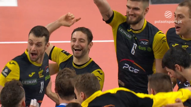 Skrót meczu Jastrzębski Węgiel – PGE Skra Bełchatów  2:3 (22:25, 25:22, 25:19, 21:25, 13:15) w 28. kolejce PlusLigi.

