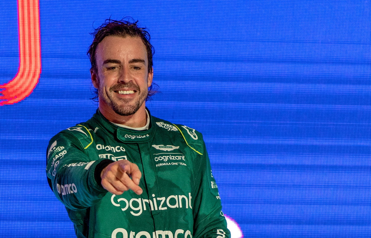 Hiszpan Fernando Alonso (Aston Martin), który zajął trzecie miejsce w niedzielnym wyścigu Formuły 1 o Grand Prix Arabii Saudyjskiej, a później został go pozbawiony decyzją sędziów, ostatecznie utrzyma pozycję na najniższym stopniu podium. Efekt przyniosło odwołanie jego teamu.