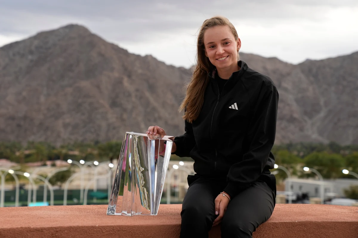 Jelena Rybakina pokonała Białorusinkę Arynę Sabalenkę 7:6 (13-11), 6:4 i wygrała prestiżowy turniej WTA 1000 na twardych kortach w Indian Wells. Tenisistka z Kazachstanu w półfinale wyeliminowała broniącą tytułu Igę Świątek.
