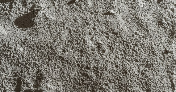 Angielscy specjaliści od materiałów budowlanych opracowali beton produkowany z symulowanego marsjańskiego lub księżycowego pyłu. Mógłby więc być wytwarzany poza Ziemią, a przy tym jest dwa razy mocniejszy od zwykłego betonu.