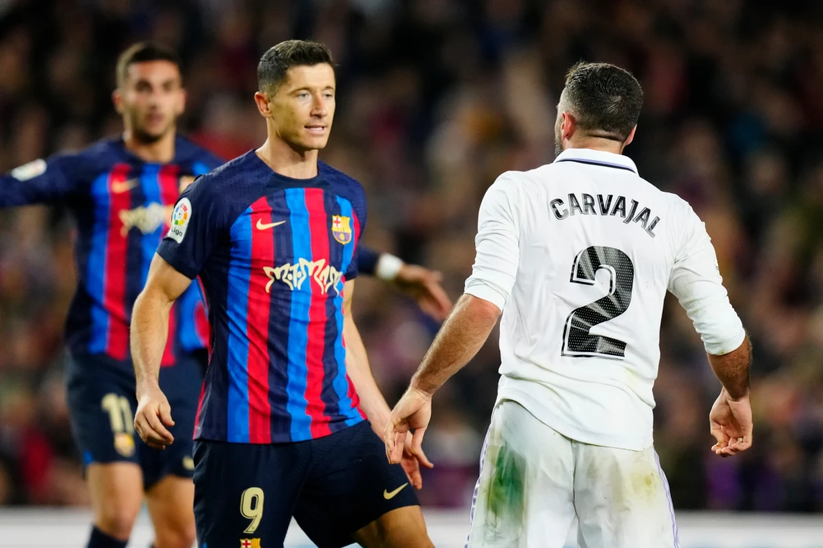 Ważne zagranie Roberta Lewandowskiego w El Clasico czy gol Sebastiana Szymańskiego w hicie ligi holenderskiej. Spora grupa naszych reprezentantów zebrała w ten weekend niezłe noty za ostatnie ligowe występy. Asysty na swoim koncie zapisali Piotr Zieliński, Paweł Dawidowicz czy Michał Karbownik. Spośród 25 powołanych na zgrupowanie tylko czterech naszych piłkarzy w weekend przegrało swoje spotkania. Istotne błędy popełnili Karol Linetty i Nicola Zalewski. Ich kluby traciły po nich bramki.