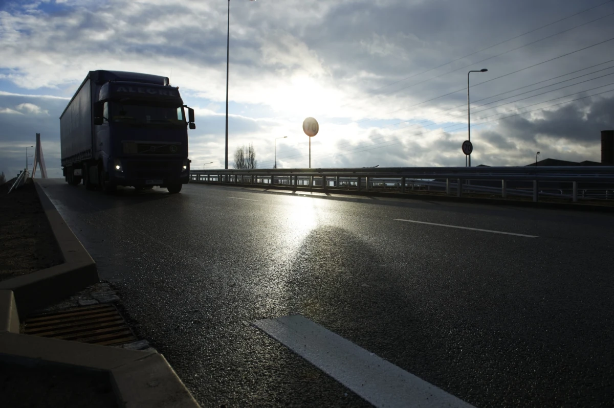 Od dziś na Trasie Sucharskiego w Gdańsku rozpoczną się prace ścinania pobocza. Drogowcy na czas remontu, który potrwa tydzień, zamkną prawy pas jezdni w kierunku drogi S7 od węzła Michałki do węzła Gdańsk Port.