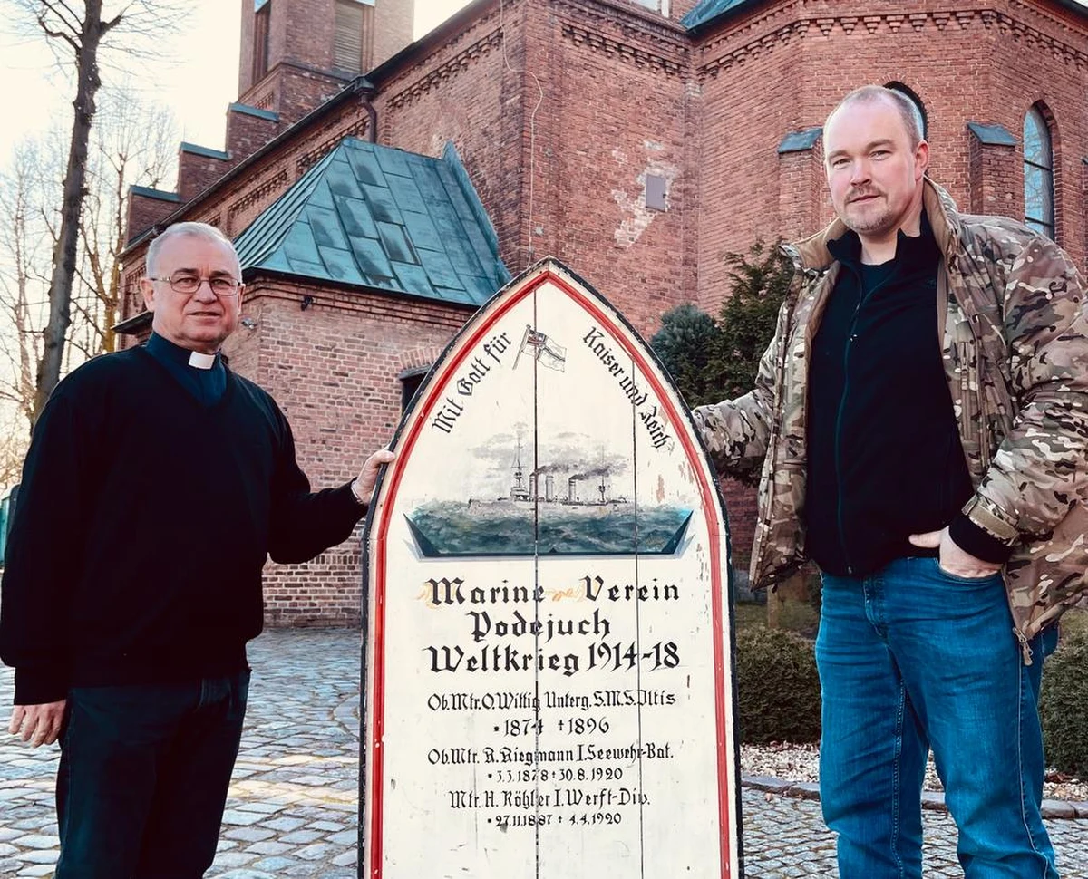 Policjanci odzyskali zabytkową tablicę z kościoła w Szczecinie – Zdrojach. Upamiętnia ona zmarłych marynarzy z Podjuch. Zabytek udało się odnaleźć dzięki anonimowej informacji, kilkanaście lat temu przed zniszczeniem uratowali go harcerze.