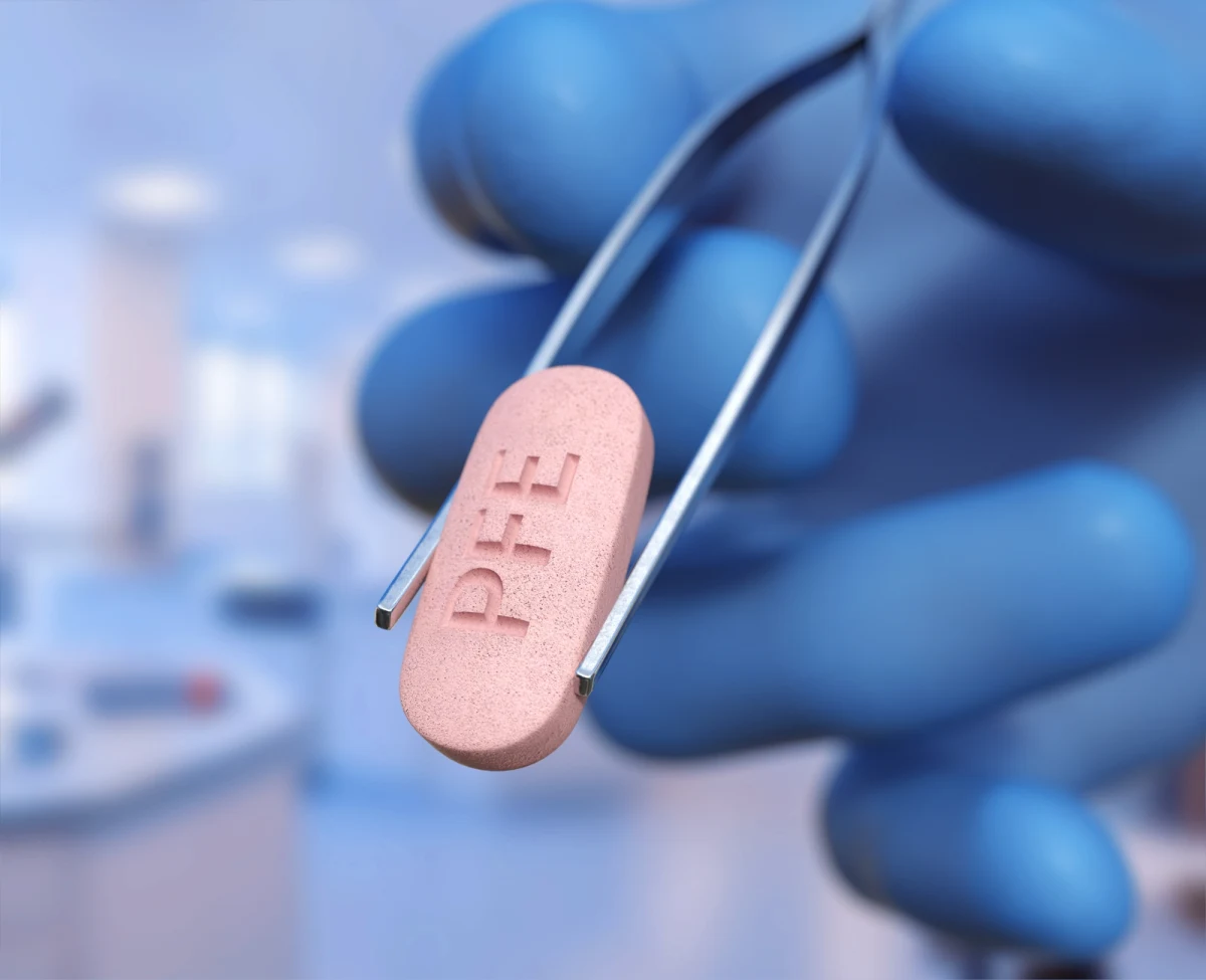 W ciągu miesiąca możliwa jest decyzja o refundacji jedynego leku na Covid-19, który można kupić w aptece. Chodzi o Paxlovid, który blokuje namnażanie się wirusa SARS-Cov 2 w organizmie. Teraz preparat kosztuje prawie 6 tys. zł.