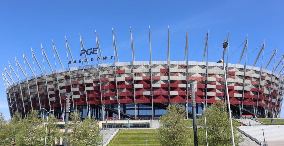 Mecz Polska – Albania na PGE Narodowym w Warszawie może się odbyć 27 marca. Stołeczny ratusz wydał pozytywną decyzję w tej sprawie. Jest jednak jedno zastrzeżenie – zgodnie z zaleceniami Powiatowego Inspektora Nadzoru Budowlanego, rozegranie spotkania nie będzie możliwe przy silnym wietrze. 