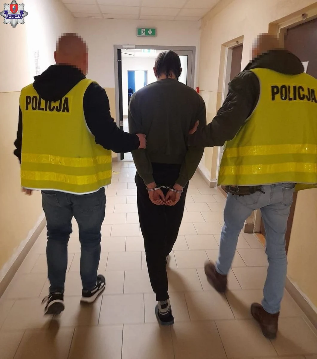 Dzięki reakcji dwóch uczennic strażnicy miejscy z Zamościa zatrzymali mężczyzn, którzy grożąc 14-latkowi nożem żądali od niego pieniędzy. Podejrzani odpowiedzą za usiłowanie wymuszenia rozbójniczego.

