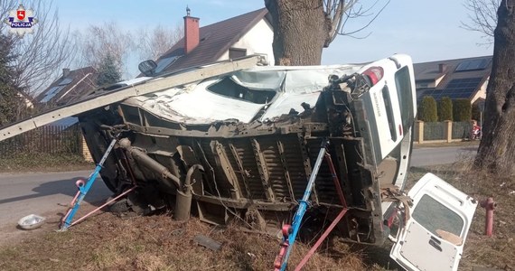 Dwie osoby zostały ranne w wypadku, do którego doszło w miejscowości Wola Osowińska (woj. lubelskie). Samochód ciężarowy zderzył się tam z busem. 