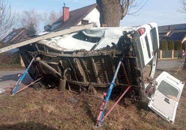 Zderzenie ciężarówki z busem. Dwie osoby ranne