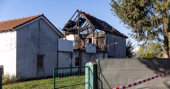 Nowe ustalenia śledczych w sprawie śmierci czterech osób w podpoznańskim Zalasewie. W październiku ubiegłego roku doszło tam do pożaru domu, w którym znaleziono cztery ciała. Prokuratura zidentyfikowała tożsamość dwóch osób - matki oraz jej córki. 