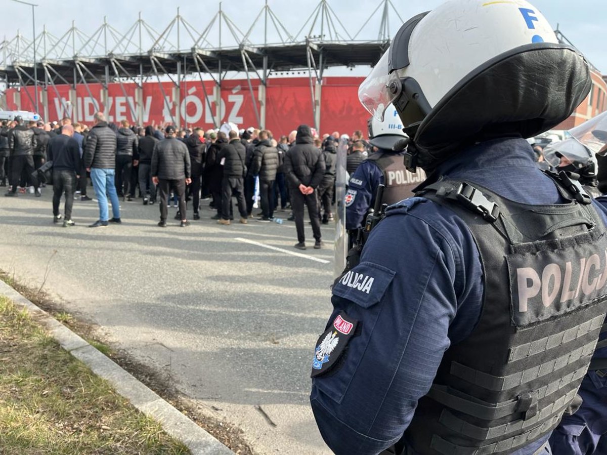 Widzew Łódź przegrał u siebie z Lechem Poznań 1:2 w meczu 25. kolejki ekstraklasy. W trakcie spotkaniu dali o sobie znać pseudokibice, którzy dokonali pokaźnych zniszczeń na Stadionie Miejskim przy al. Piłsudskiego 138. "Sektor dla kibiców gości będzie w tym sezonie zamknięty" - poinformował Mateusz Dróżdż, prezes Widzewa.