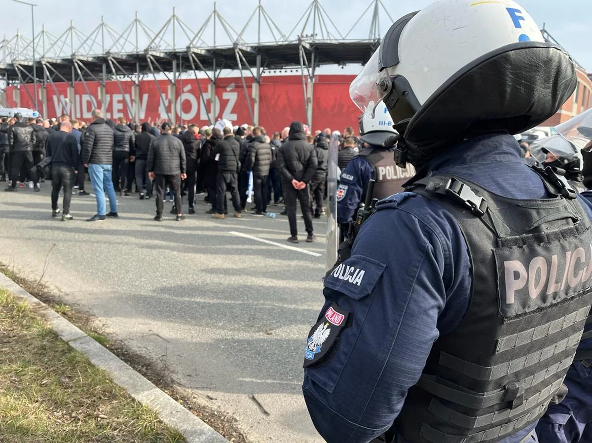 Widzew Łódź przegrał u siebie z Lechem Poznań 1:2 w meczu 25. kolejki ekstraklasy. W trakcie spotkaniu dali o sobie znać pseudokibice, którzy dokonali pokaźnych zniszczeń na Stadionie Miejskim przy al. Piłsudskiego 138. "Sektor dla kibiców gości będzie w tym sezonie zamknięty" - poinformował Mateusz Dróżdż, prezes Widzewa.