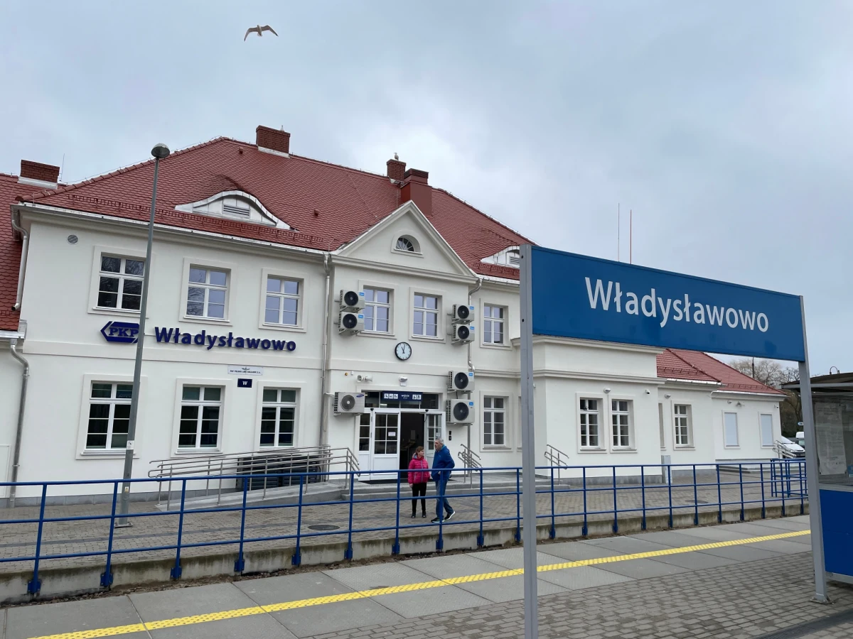 We Władysławowie otwarty został dziś zmodernizowany dworzec kolejowy. Remont ponad 100-letniego budynku trwał półtora roku. Po wartych ponad 14 milionów złotych pracach odzyskał swój dawny blask, zarazem wszedł w zupełnie nową epokę.