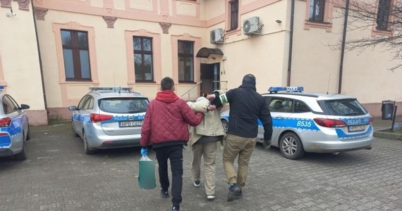 Wołowscy policjanci zatrzymali mężczyznę, który najpierw usiłował włamać się do miejscowego szpitala, a gdy nie osiągnął zamierzonego celu, dokonał kradzieży radiostacji z jednej z karetek pogotowia. 60-latek usłyszał już zarzuty, grozi mu do 10 lat więzienia.