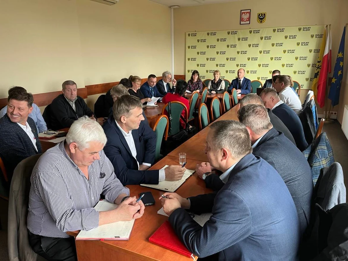 ​Związkowcy z Dolnośląskiego Zakładu Polregio biją na alarm. Obawiają się, że pracowników kolejowej spółki w regionie, czekają grupowe zwolnienia. Według związków zawodowych stanie się tak z powodu działań marszałka województwa. Urząd Marszałkowski, w którym zorganizowano dziś spotkanie obu stron, ten zarzut odpiera.