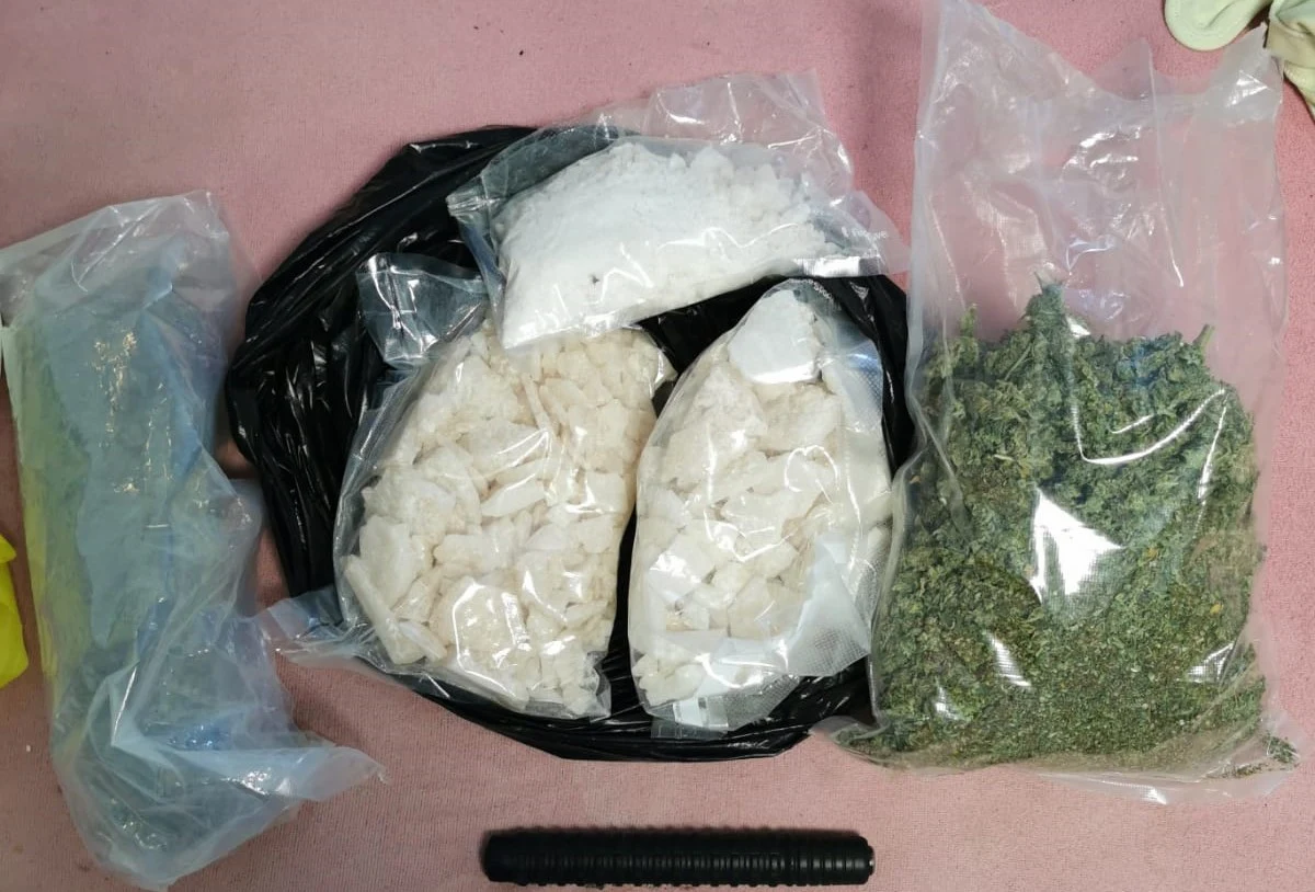 35-letni handlarz narkotyków, który bez zezwolenia posiadał broń palną, został zatrzymany przez policjantów z powiatu krakowskiego. Policjanci przejęli prawie 5 kilogramów narkotyków, głównie mefedron i marihuanę oraz trzy sztuki nielegalnej broni.

