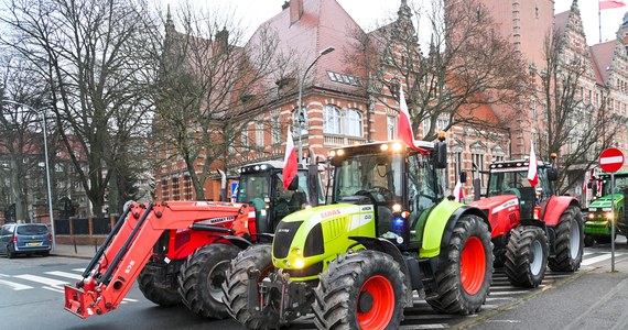 Rolnicy wyjechali na ulice w Szczecinie. Kolumna blisko 20 traktorów przejechała przez miasto, by protestujący farmerzy mogli wręczyć adresowaną do wojewody petycję.