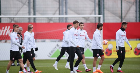 Polscy piłkarze, przygotowujący się do meczów eliminacji Euro 2024 z Czechami i Albanią, odbyli już w Warszawie pierwszy trening pod okiem Fernando Santosa. Ćwiczyła tylko jedna grupa, a pozostali zawodnicy, zmęczeni po niedzielnych występach ligowych, mieli zajęcia regeneracyjne.
