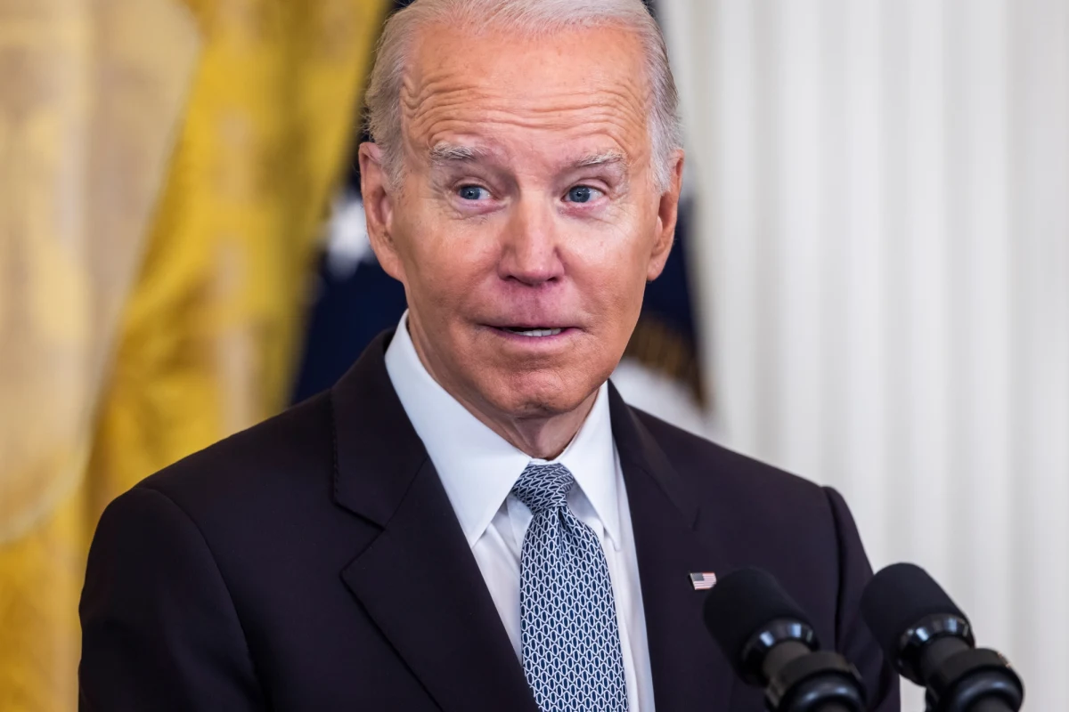 Prezydent USA Joe Biden podpisał ustawę, która wymaga odtajnienia informacji związanych z pochodzeniem koronawirusa - podał Reuters. Biały Dom zaznaczył w komunikacie, że będzie kontynuować przegląd wszystkich informacji niejawnych dotyczących pochodzenia choroby. Wymieniono przy tym potencjalne powiązania z Instytutem Wirusologii w Wuhan.