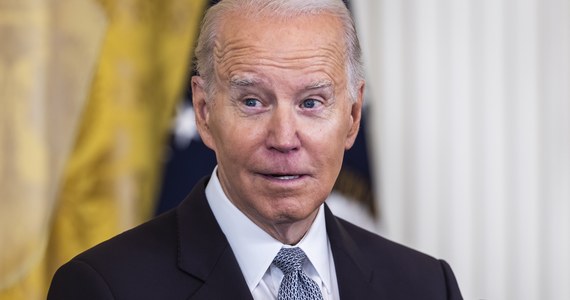 Prezydent USA Joe Biden podpisał ustawę, która wymaga odtajnienia informacji związanych z pochodzeniem koronawirusa - podał Reuters. Biały Dom zaznaczył w komunikacie, że będzie kontynuować przegląd wszystkich informacji niejawnych dotyczących pochodzenia choroby. Wymieniono przy tym potencjalne powiązania z Instytutem Wirusologii w Wuhan.