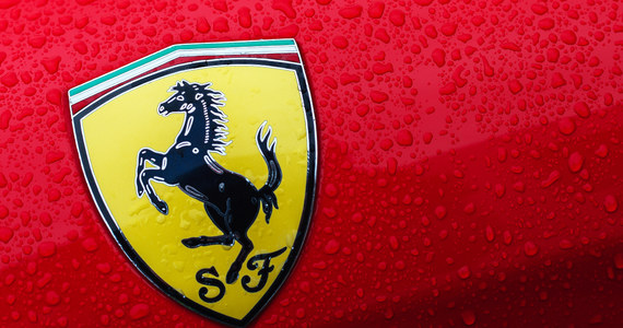 Włoski producent samochodów sportowych poinformował w poniedziałek wieczorem swoich klientów, że jest szantażowany przez hakerów. Firma przekazała, że z Ferrari skontaktował się podmiot odpowiedzialny za zagrożenie z żądaniem okupu związanym z niektórymi danymi kontaktowymi klientów.