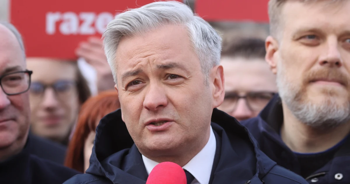 Powinniśmy wybrać ten wariant, który doprowadzi do jak najsilniejszej reprezentacji demokratycznej opozycji w parlamencie. Nadszedł czas, żeby usiąść do stołu. Apeluję o to - powiedział w rozmowie z "Super Expressem" współprzewodniczący Nowej Lewicy Robert Biedroń. 