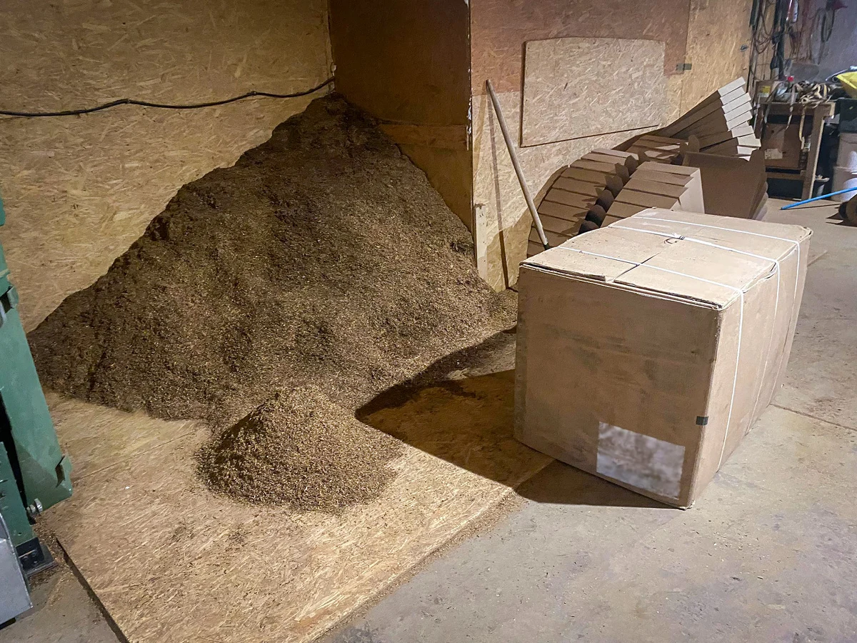 Funkcjonariusze CBŚP i KAS podczas wspólnej akcji zabezpieczyli kompletną linię do produkcji papierosów oraz przejęli ponad 11 ton krajanki tytoniowej. Tytoń ukryty był m.in. w naczepie tira, magazynie oraz na poddaszu posesji.