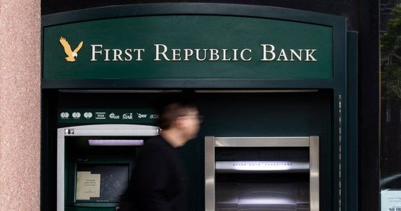 ​Kolejny amerykański bank z problemami. Akcje First Republic znacząco spadły w ostatnim czasie, mimo pomocy ze strony dużych instytucji finansowych. To kolejny bank, który chyli się ku upadkowi po porażce Silicon Valley Banku.