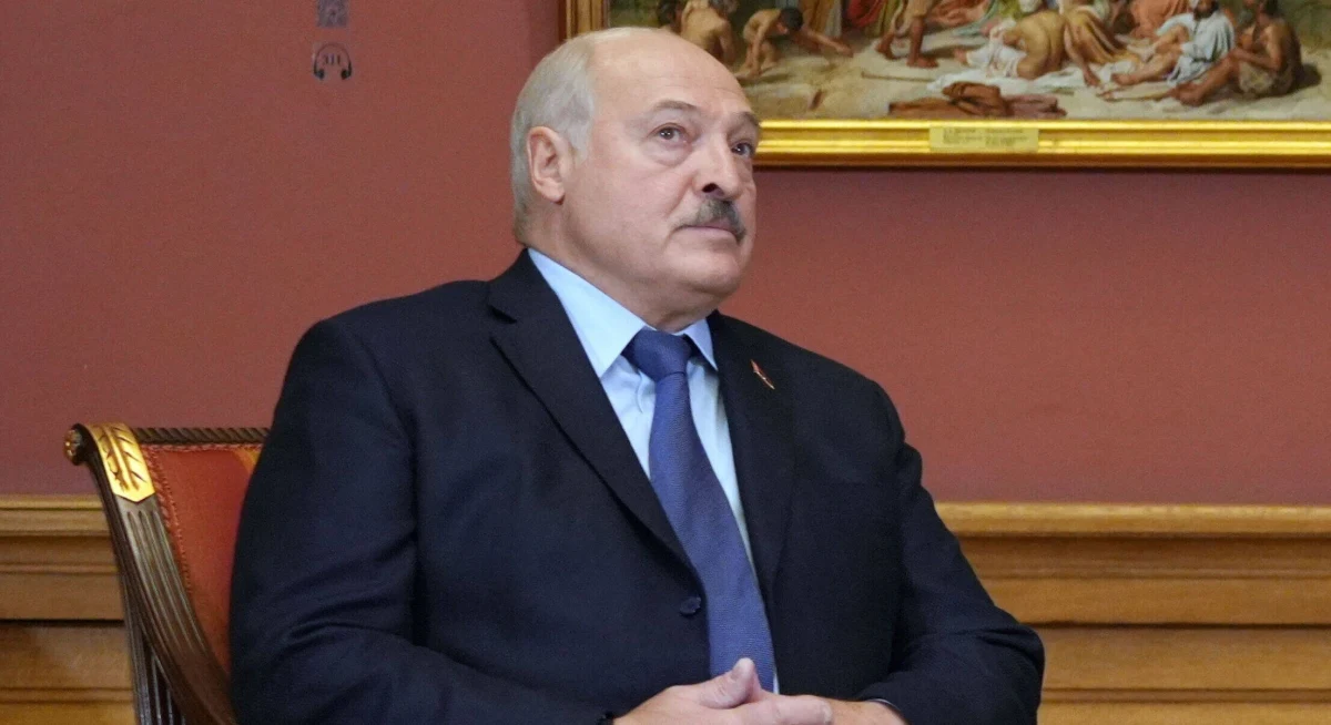 ​Białoruskie władze potęgują niepokój w kraju w związku z informacjami o zagrożeniu terrorystycznym. Od weekendu nasi wschodni sąsiedzi żyją informacjami na temat akcji służb specjalnych w leżącym tuż przy polskiej granicy Grodnie. Podczas tej operacji funkcjonariusze KGB ze specjalnej grupy Alfa mieli w jednym z bloków zastrzelić cudzoziemca, który - jak twierdzą - szykował na Białorusi zamachy. Opozycyjni działacze zwracają jednak uwagę na wiele znaków zapytania w tej sprawie.