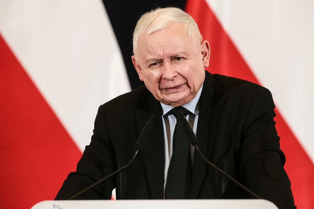 Pełnomocnik Jarosława Kaczyńskiego mec. Adrian Salus poinformował, że prezes Prawa i Sprawiedliwości wygrał sprawę sądową przeciwko Radosławowi Sikorskiemu w sprawie ochrony dóbr osobistych. Chodzi o wpis polityka Platformy Obywatelskiej na Twitterze, w którym stwierdził, że prezydent Lech Kaczyński "walnie przyczynił się do katastrofy smoleńskiej".