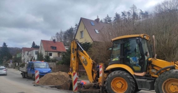 Z powodu zapadniętej jezdni i konieczności naprawy studzienki kanalizacyjnej na ul. Migowskiej Dyrekcja Rozbudowy Miasta Gdańska zdecydowała o przywróceniu ruch samochodowego w obu kierunkach na ul. Jaśkowa Dolina. Włączona zostanie sygnalizacja świetlna na skrzyżowaniu tej ulicy z ulicą Na Wzgórzu.

