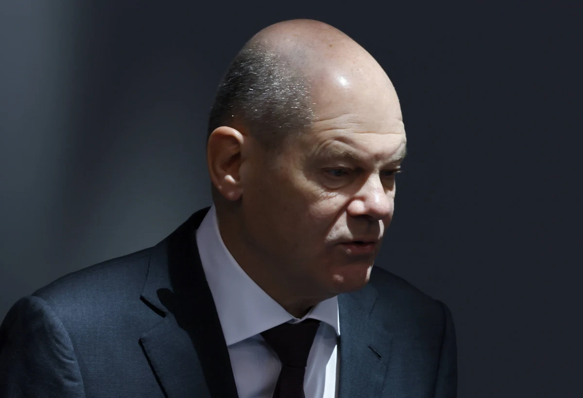 ​"Nie spodziewam się szybkiego zakończenia rosyjskiej agresji na Ukrainie" - stwierdził kanclerz Niemiec Olaf Scholz w rozmowie z dziennikiem "Rheinische Post". Przyznał też, że prowadzi "regularne rozmowy z Władimirem Putinem", podczas których wciąż "utrzymują się rażące różnice zdań".