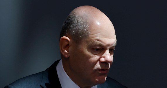 ​"Nie spodziewam się szybkiego zakończenia rosyjskiej agresji na Ukrainie" - stwierdził kanclerz Niemiec Olaf Scholz w rozmowie z dziennikiem "Rheinische Post". Przyznał też, że prowadzi "regularne rozmowy z Władimirem Putinem", podczas których wciąż "utrzymują się rażące różnice zdań".