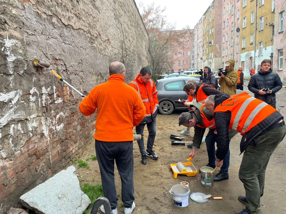 Dziś Międzynarodowy Dzień Walki z Dyskryminacją Rasową. We Wrocławiu zorganizowano akcję zamalowywania napisów szerzących mowę nienawiści. Pędzle i wałki poszły w ruch w podwórku przy ul. Więckowskiego. Tam zamalowywano wulgarne słowa na ścianach kamienic. 