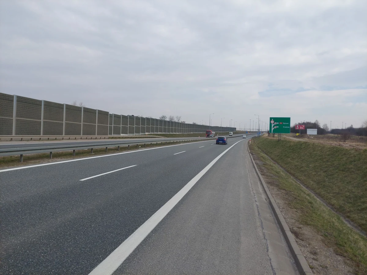 Ponad 3,7 mln złotych ma kosztować przygotowanie dokumentacji koniecznej do rozbudowy obwodnicy Krakowa między węzłami Modlnica i Modlniczka. W ramach tej inwestycji około 2,5 kilometrowy odcinek drogi ma być poszerzony do trzech pasów i dostosowany do parametrów drogi ekspresowej. 

