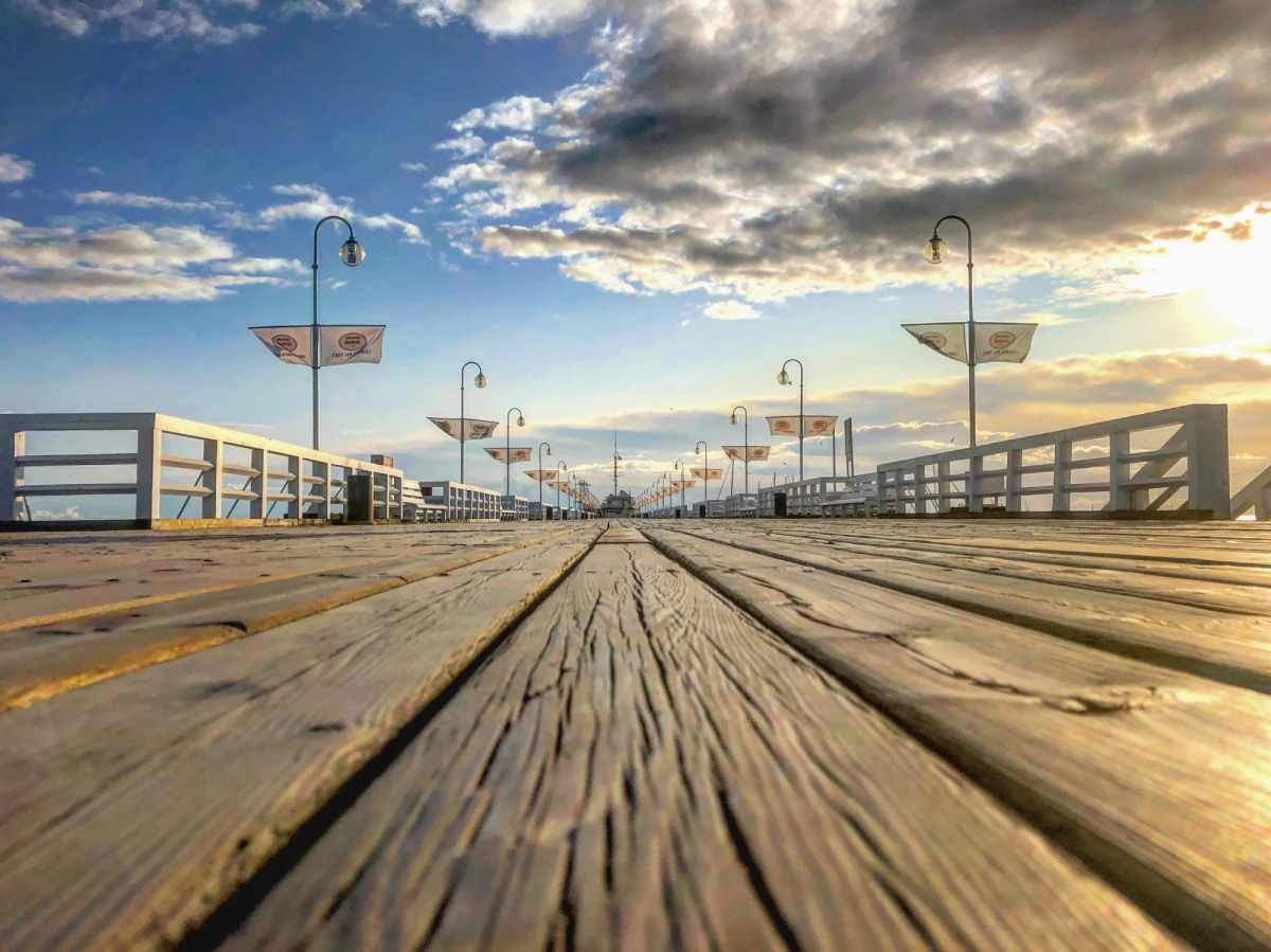 Sopot podnosi ceny biletów na molo i wydłuża sezon, w którym wstęp będzie płatny. Pierwszy raz w historii za normalny, pojedynczy bilet trzeba będzie zapłacić dwucyfrową kwotę - 10 złotych. Sezon na molo ruszy już 7 kwietnia. 