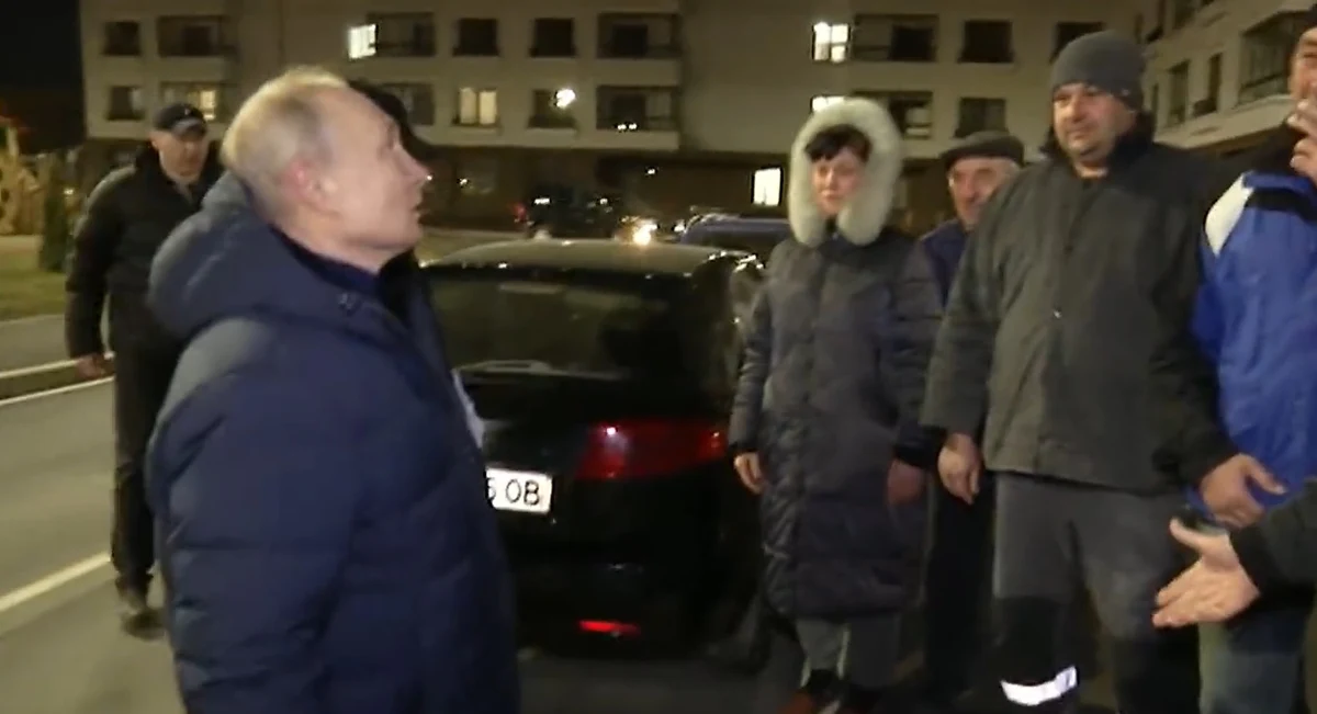 ​Służby prasowe Kremla przemontowały nagranie ze spotkania prezydenta Rosji Władimira Putina z mieszkańcami Mariupola. Zniknął z nich fragment, na których słychać krzyk, że "to wszystko jest na pokaz".